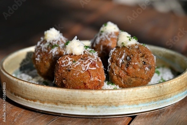 Obraz Zbliżenie Arancini trufli dla smakoszy na drewnianym stole