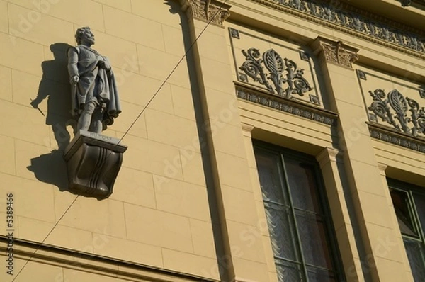 Obraz statue on the wall