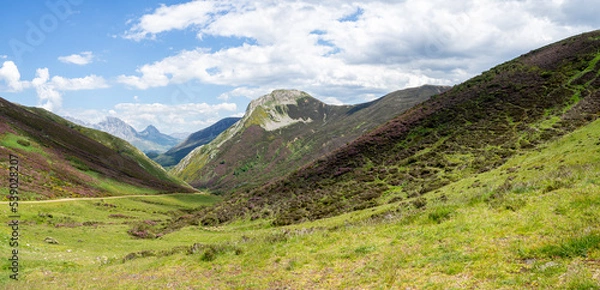 Obraz Panorámica del Alto de la Farrapona es un puerto de montaña entre los parques naturales de Somiedo y de Las Ubiñas-La Mesa. rodeado de gran belleza, en el norte de España, verano 2021