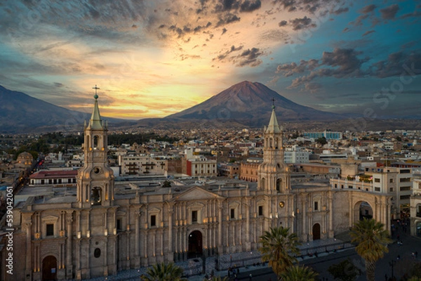 Obraz Widok lotu na plac de Armas z katedrą Arequipa i wulkanem Misti w tle w Arequipa, Peru przy niebieskiej godzinie/zachodzie.