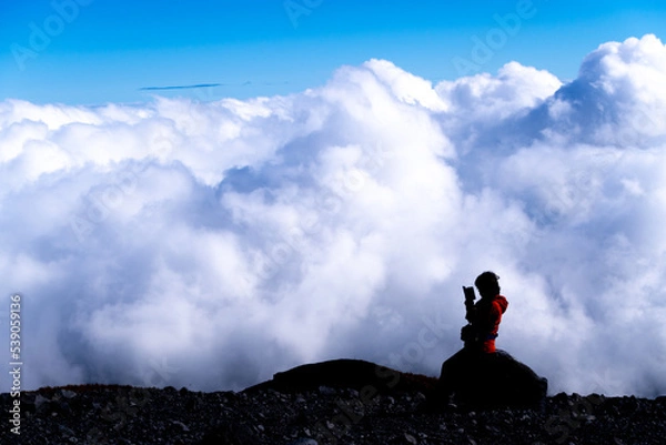 Fototapeta 雲海を前にスマホ