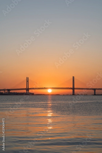 Obraz 横浜ベイブリッジの中央真下から現れる日の出