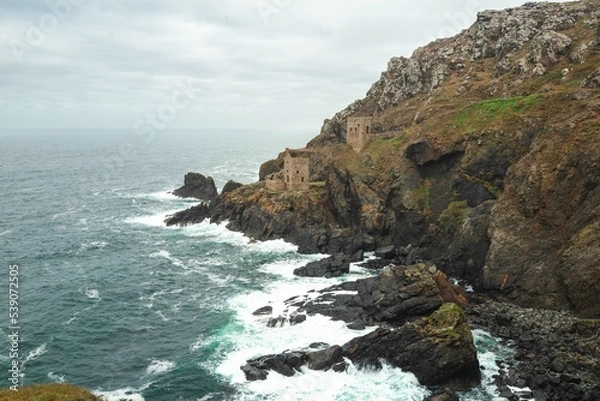 Fototapeta The Crowns Engine houses at Botallack Mine, Cornwall, England. 