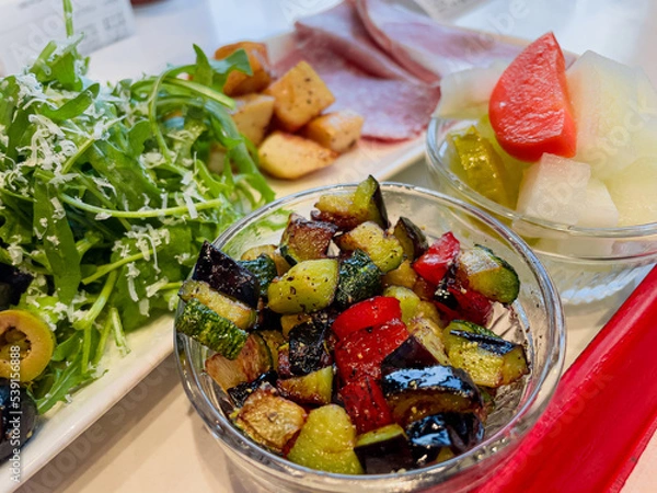 Fototapeta 셀러드 야채 토핑 피자 플레이트