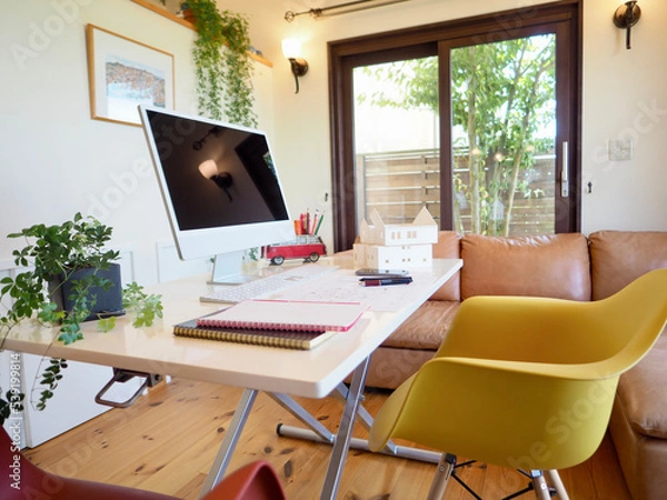 Fototapeta ホームオフィス　在宅勤務のワークスペース　快適空間　働き方　マイホーム　住宅設計　間取り図　住宅模型