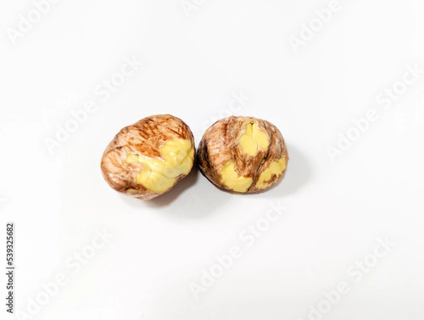 Obraz 栗の渋皮煮作り 鬼皮の皮むきに失敗した栗のアップ