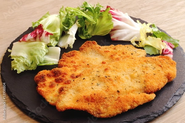 Obraz Panierowany kurczak z surówką