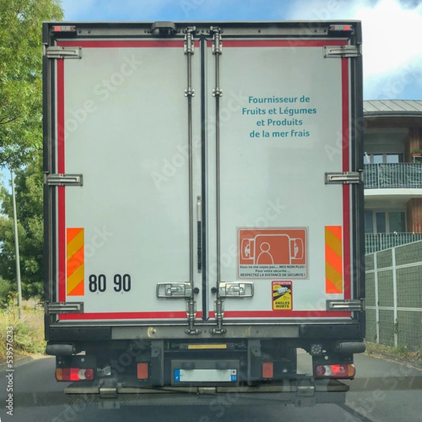 Fototapeta illustration de l'arrière d'une remorque d'un camion de couleur blanche avec des inscriptions