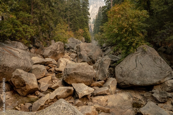 Fototapeta Dry View of the Merced River In Early Fall in Yosemite