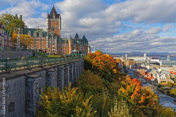 Fototapeta QUEBEC, CANADA, October 8, 2022 : Terrasse Dufferin, Château Frontenac and Petit Champlain district in a fall cityscape.