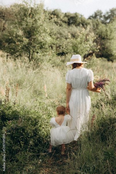 Fototapeta couple sitting on a bench in a park
