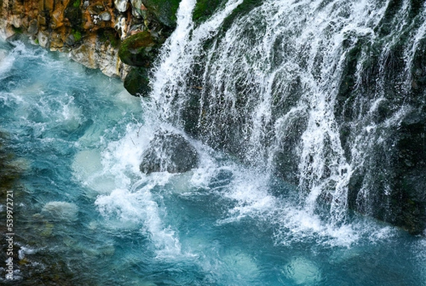 Obraz 美瑛にある白ひげの滝と青い清流