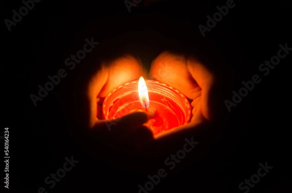 Obraz vela encendida en la oscuridad