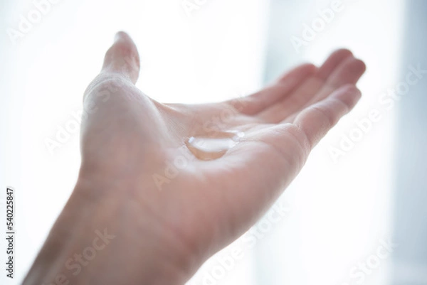 Obraz 手のひらにおいた化粧水のテクスチャ