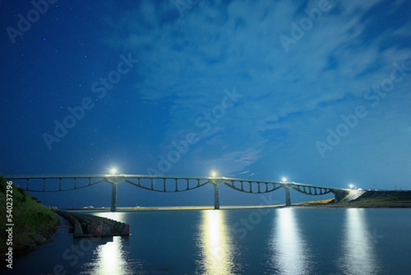 Obraz 薄雲が広がる夜空と川にかかる橋