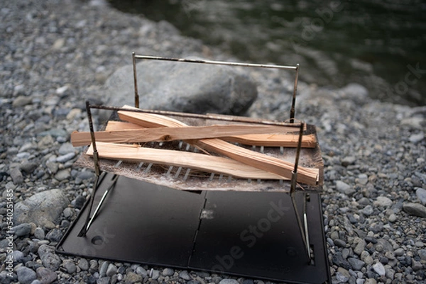 Obraz 火をつける前の焚き火と焚き火台