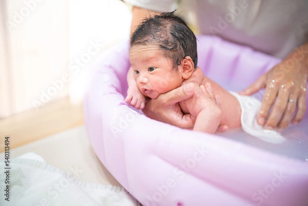Fototapeta 沐浴中うつぶせで洗われる赤ちゃん（新生児・パパ・父・子供・子ども・0歳・育児・子育て・お風呂・入浴）