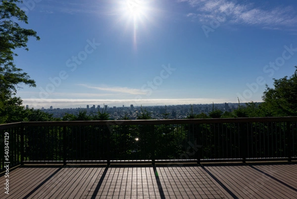 Obraz 山の上のウッドデッキから見える朝日