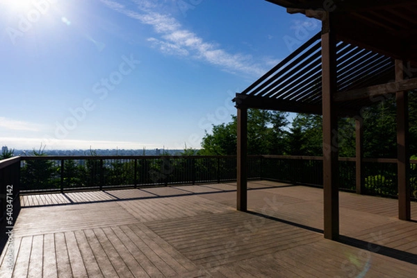 Obraz 山の上のウッドデッキから見える朝日