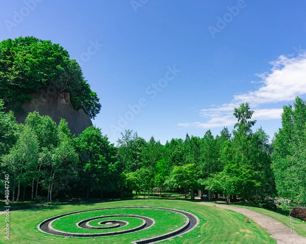 Obraz 渦巻き状の水路と青空