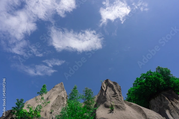 Obraz 岩でできた山と青空