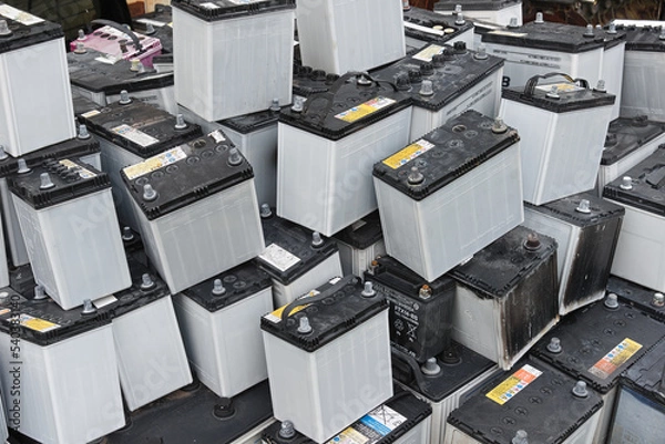 Obraz 積み重ねて置かれた廃バッテリー