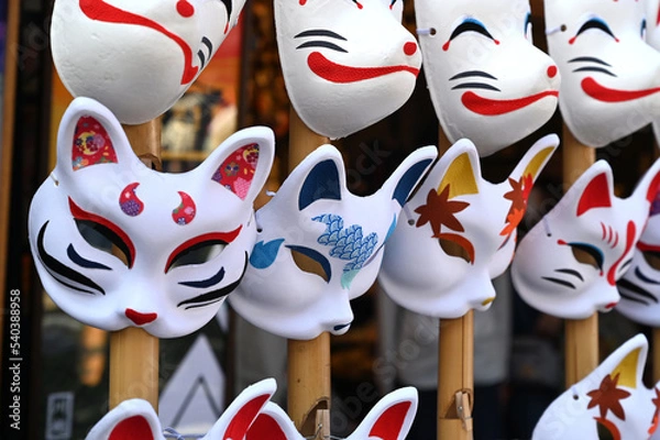 Fototapeta 日本のお祭りで狐と猫のお面が並ぶ風景