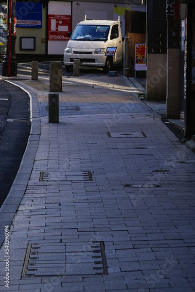 Fototapeta 石畳の歩道とトラック