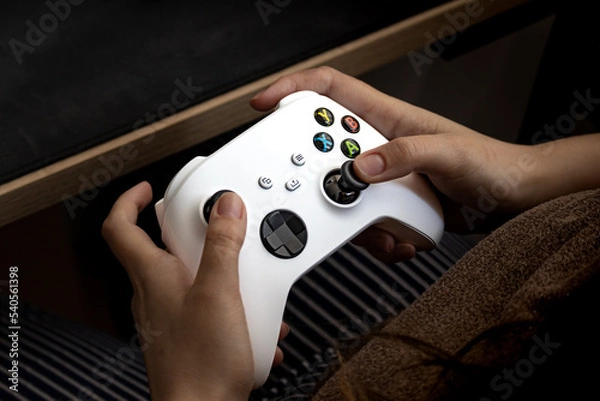 Fototapeta Controle de Video Game Branco com mão segurando e jogando sem marcas