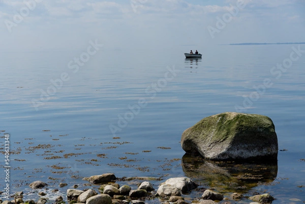 Obraz Schwimmendes Boot auf dem Meer in Göhren.
Deutschland, Ostsee, Sommer 2022