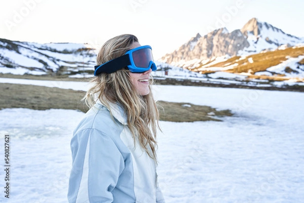 Obraz girl in snow goggles smiles on the mountain