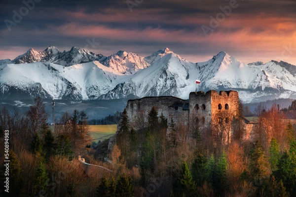 Fototapeta Zamek w Czorsztynie na tle panoramy ośnieżonych szczytów Tatr. Jesień, widok z Pienin, Polska. 

Castle in Czorsztyn with a panorama of the Tatra peaks in the background. Autumn, view from Pieniny.