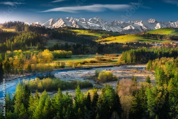 Fototapeta Panorama zimowych Tatr i widok na rzekę Białka (Przełom Białki). Polskie góry, wiosna, podhale. Panorama of the winter Tatra Mountains and a view of the Białka River (Białka Gorge). Polish mountains