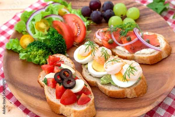 Obraz ブルスケッタと野菜サラダの盛り合わせ