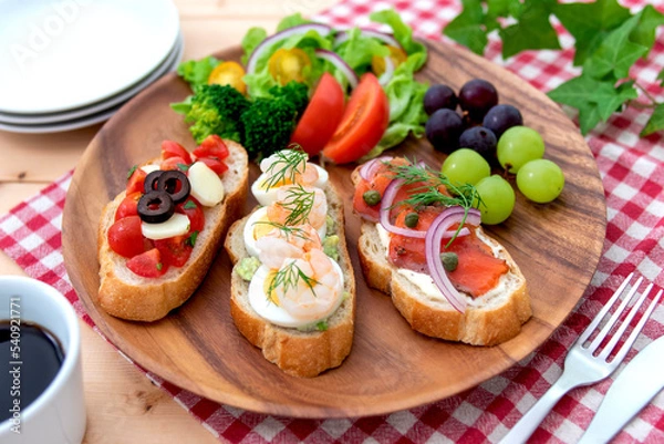 Obraz ブルスケッタと野菜サラダの盛り合わせ