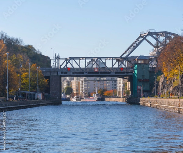 Fototapeta Counter weight bridge at the canal Danvikskanalen a colorful autumn day in Stockholm