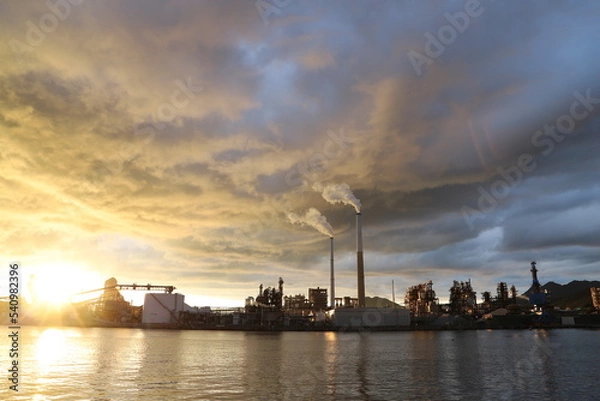 Fototapeta SDGs 地球環境！エントツの煙と色ずく空と雲　環境問題と工場の汚染物質