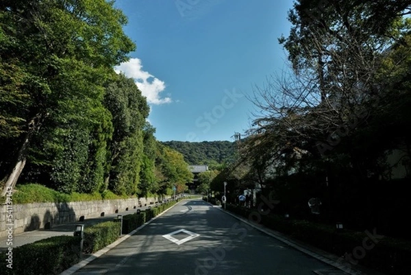 Obraz 京都市東山区,知恩院,浄土宗の総本山の寺院,山号は華頂山,友禅苑,方丈庭園,本堂（御影堂、国宝）,智恩院\吉水御坊\吉水草庵\大谷禅房\重要文化財,勢至堂・法然上人御廟参道.勢至堂（重要文化財）,多宝塔