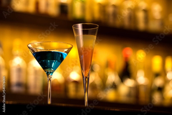 Fototapeta 夜のおしゃれなバーのおいしいカクテル