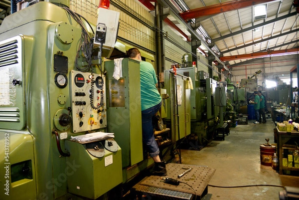 Fototapeta 最新の工作機械の組立工場