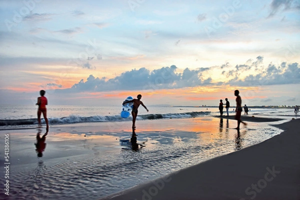 Fototapeta 夕刻の海にサーファーのシルエットが浮かぶ海岸