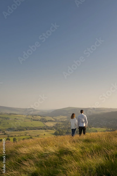 Fototapeta couple looking over a valley