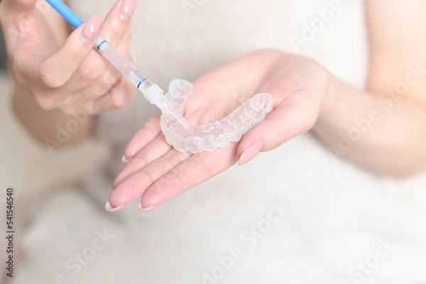 Obraz ホームホワイトニングのマウスピースにジェルを塗るイメージ