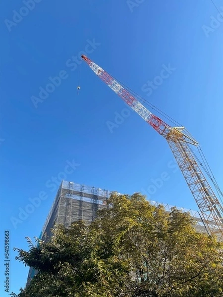 Fototapeta 茨木市役所前の建築現場　聳え立つ重機