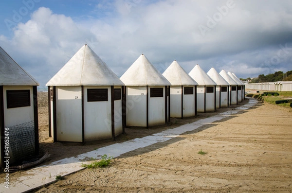 Obraz Una fila a semicerchio di cabine di uno stabilimento balneare del Lido di Venezia chiuse per la stagione invernale