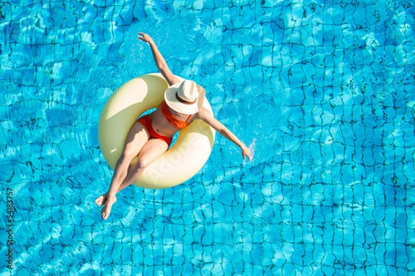 Obraz Junge Frau beim Sonnenbad im Pool