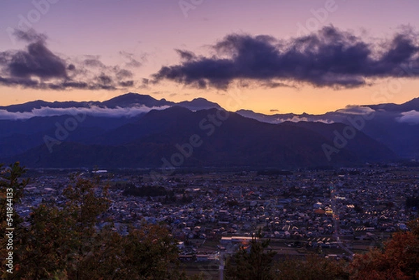 Fototapeta 太陽が沈み空の色も刻々と変わっていきます
雲がゆっくり流れ街の明かりも一つ二つと増えて夜を迎えます