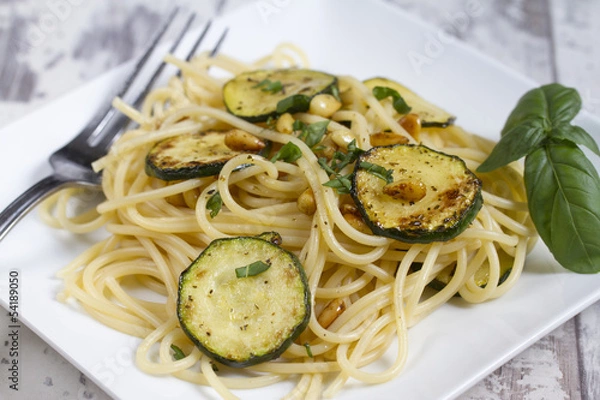 Obraz Spaghetti mit Zucchini und Pinienkernen