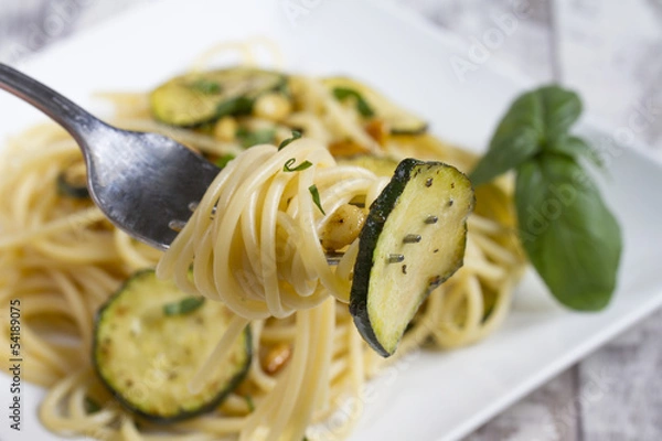 Obraz Spaghetti mit Zucchini und Pinienkernen