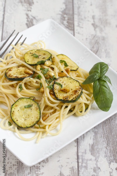 Obraz Spaghetti mit Zucchini und Pinienkernen